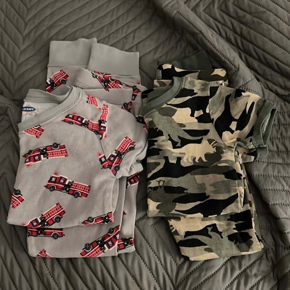 2 pairs of boys pjs